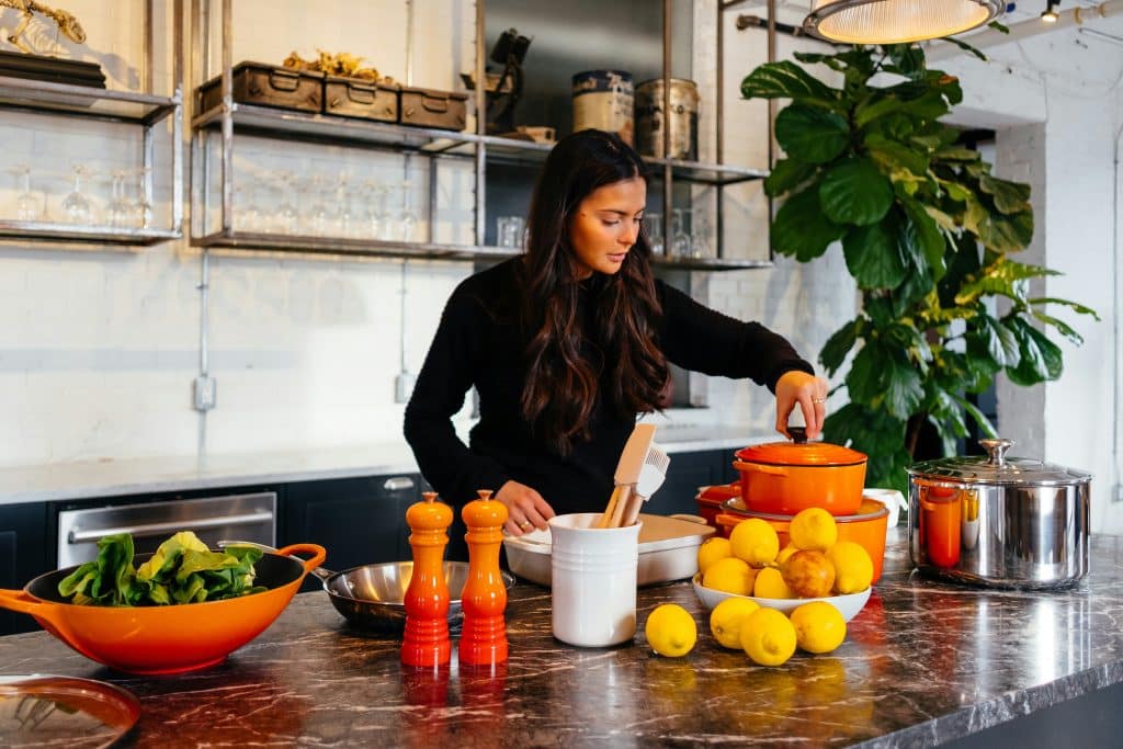 Woman preparing food - web design for Nutritionists